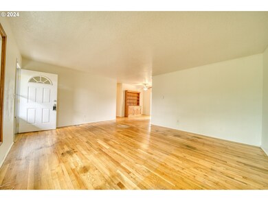 Living Room/Entrance