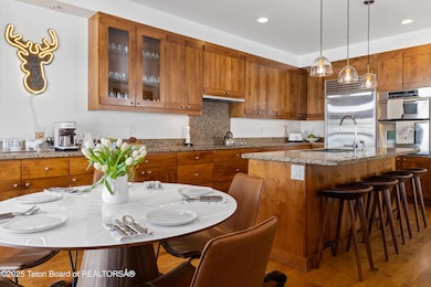 Dining & Kitchen