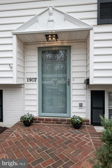 1907 Rampart Dr, Alexandria, VA 22308 - photo 6