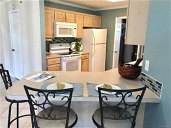 Lovely kitchen... pull up to the breakfast bar for