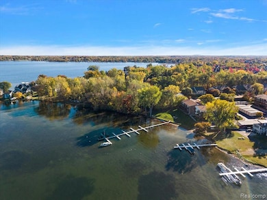 44800 Bayview Dr unit 33, Novi, MI 48377 - photo 2