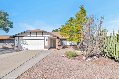 4646 E Fountain Cir-large-002-014-Front