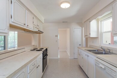 2585 Royal Oak Dr-16