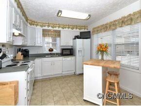 Kitchen w/ Island