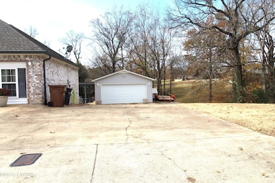 101 Hedgewood Dr, Lexington, TN 38351 - photo 4