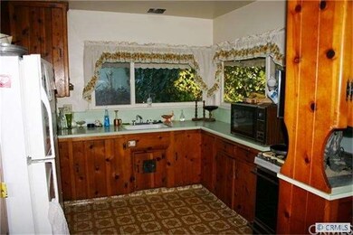 kitchen with front view to Catalina