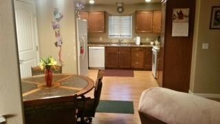 Dining Room to Kitchen<|><|>