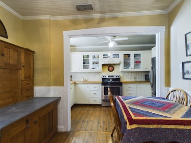 507 W Travis St, Fredericksburg, TX 78624 - photo 2