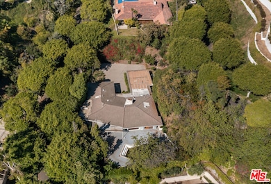 1150 Laurel Way, Beverly Hills, CA 90210 - photo 4