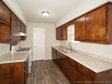 503 Yuchi Dr, Okmulgee, OK 74447 - photo 6