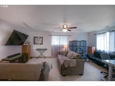 395 N 1st St, Creswell, OR 97426 - photo 4