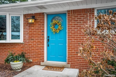 195 Nesbit Ln, Rochester Hills, MI 48309 - photo 2