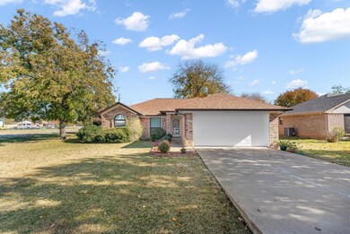 1101 Shady Grove Dr, Granbury, TX 76049 - photo 2