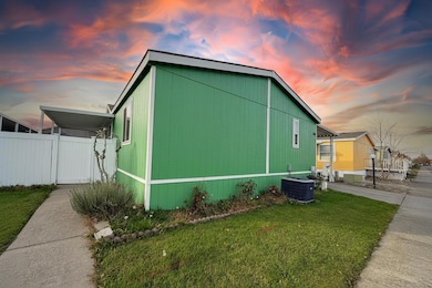 1570 S Peach St unit 122, Medford, OR 97501 - photo 2