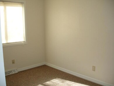 Upstairs Bedroom<|><|>