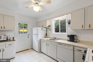 55 E Taylor Run Pkwy, Alexandria, VA 22314 - photo 2
