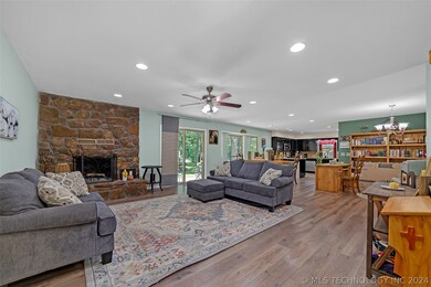 1104 N Fox St, Chouteau, OK 74337 - photo 5