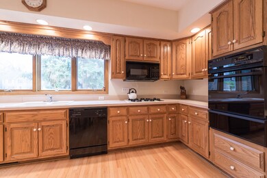 911 Parkside Rd, Naperville, IL 60540 - photo 5