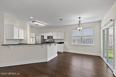 06-Kitchen and Breakfast Area