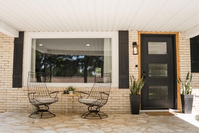 2831EGlenwoodSt-4