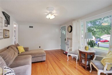 Alternate view of the living room - the picture wi
