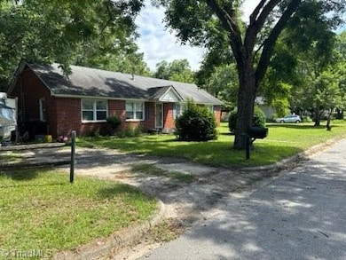 318 N Elm St, Maxton, NC 28364 - photo 2