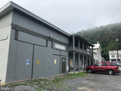 270 N Washington St unit APARTMENT A, Berkeley Springs, WV 25411 - photo 4