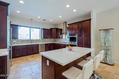 Expansive kitchen w/quartz and gas