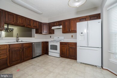 20534 Lowfield Dr, Germantown, MD 20874 - photo 4