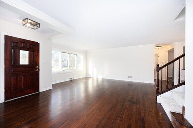 137 N Avon Rd, Elmhurst, IL 60126 - photo 4