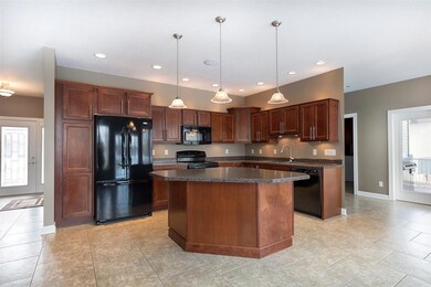 4008 Wedgewood Dr, Cedar Falls, IA 50613 - photo 3