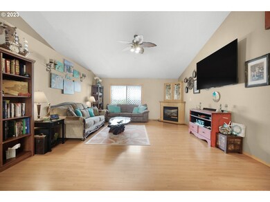 1027 Mount View Ln, Molalla, OR 97038 - photo 5