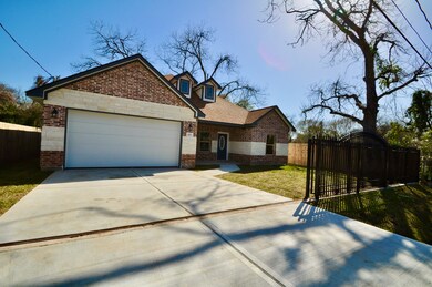977 Lucky St, Houston, TX 77088 - photo 4