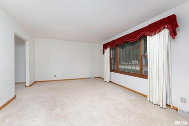 2926 Linden Ln, Bettendorf, IA 52722 - photo 5