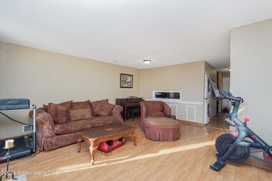101 Arrowood Ct, Staten Island, NY 10309 - photo 4