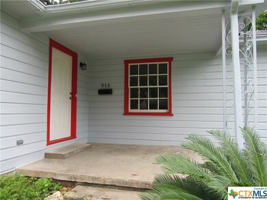 972 & 970 E Weinert, Seguin, TX 78155 - photo 2