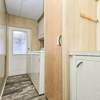 foyer/laundry/entry way