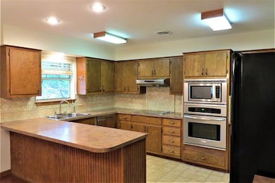 118 Edgewood Dr, Fredericksburg, TX 78624 - photo 4