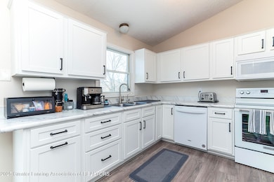 3725 Stoneleigh Dr, Lansing, MI 48910 - photo 7