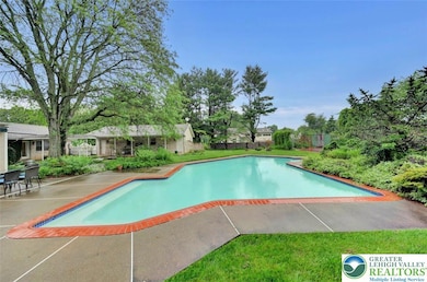 938 Meadow Cir, Bethlehem, PA 18017 - photo 3