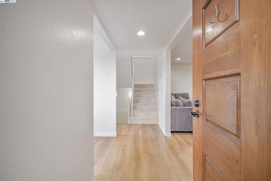 20111 W Ridge Ct unit 24, Castro Valley, CA 94546 - photo 5