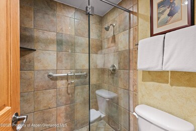 Aspen squre Bath Shower 1-617eCooper402_