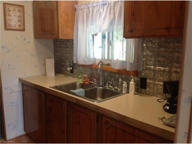 Cute kitchen with nice cupboards!