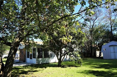 Nice Tree Shaded Sun Room and yard!