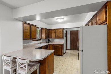 Kitchen with snack bar