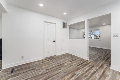 W_5135_Carbondale_Dr-005