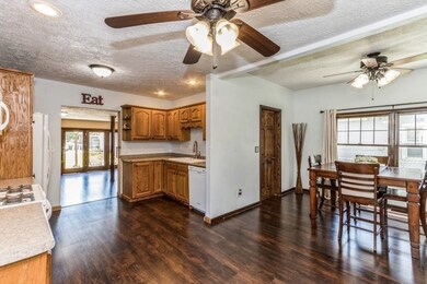 1233 9th St NW, Cedar Rapids, IA 52405 - photo 5