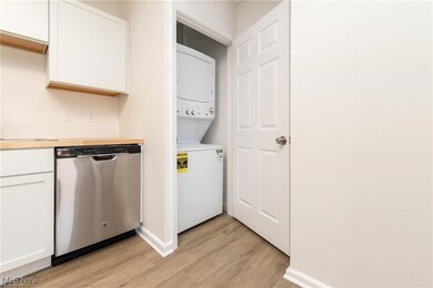 3905 Woodbine Ave unit Up, Cleveland, OH 44113 - photo 6