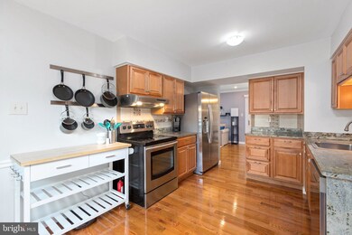 9653 Lindenbrook St, Fairfax, VA 22031 - photo 6