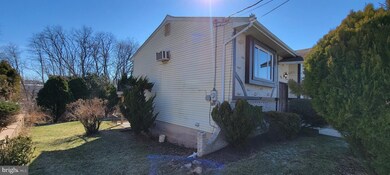 948 W Livingston St, Whitehall, PA 18052 - photo 2